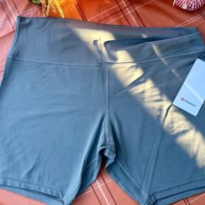 New Lululemon Short • Align HR 8” •NWT